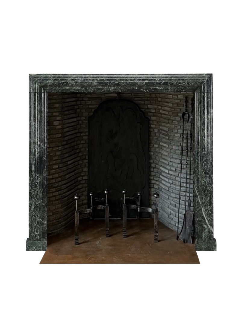 Maison Leon Van den Bogaert Auténtica Chimenea de Estilo Bolection del Siglo XIX en Mármol Verde Antiguo – Elemento Arquitectónico Atemporal