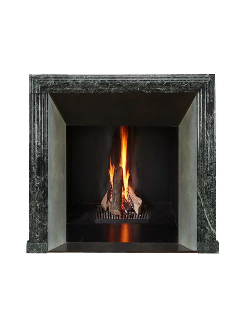 Authentische Kaminumrandung aus bolection-Stil aus grünem antiker Marmor des 19. Jahrhunderts – zeitloses architektonisches Element