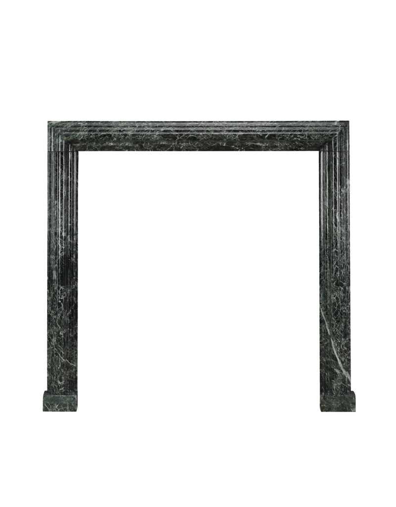 Authentische Kaminumrandung aus bolection-Stil aus grünem antiker Marmor des 19. Jahrhunderts – zeitloses architektonisches Element