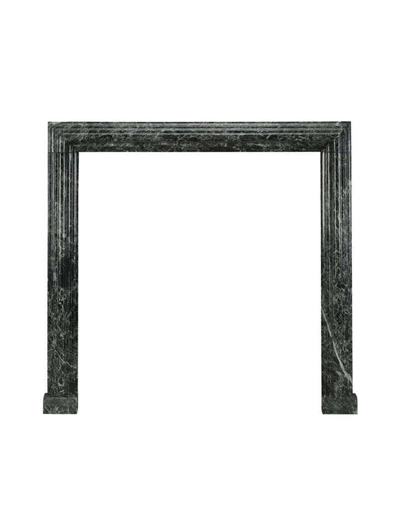 Maison Leon Van den Bogaert Authentische Kaminumrahmung im Bolection-Stil aus Grünem Antikmarmor des 19. Jahrhunderts – Zeitloses Architektonisches Element