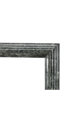 Authentische Kaminumrandung aus bolection-Stil aus grünem antiker Marmor des 19. Jahrhunderts – zeitloses architektonisches Element