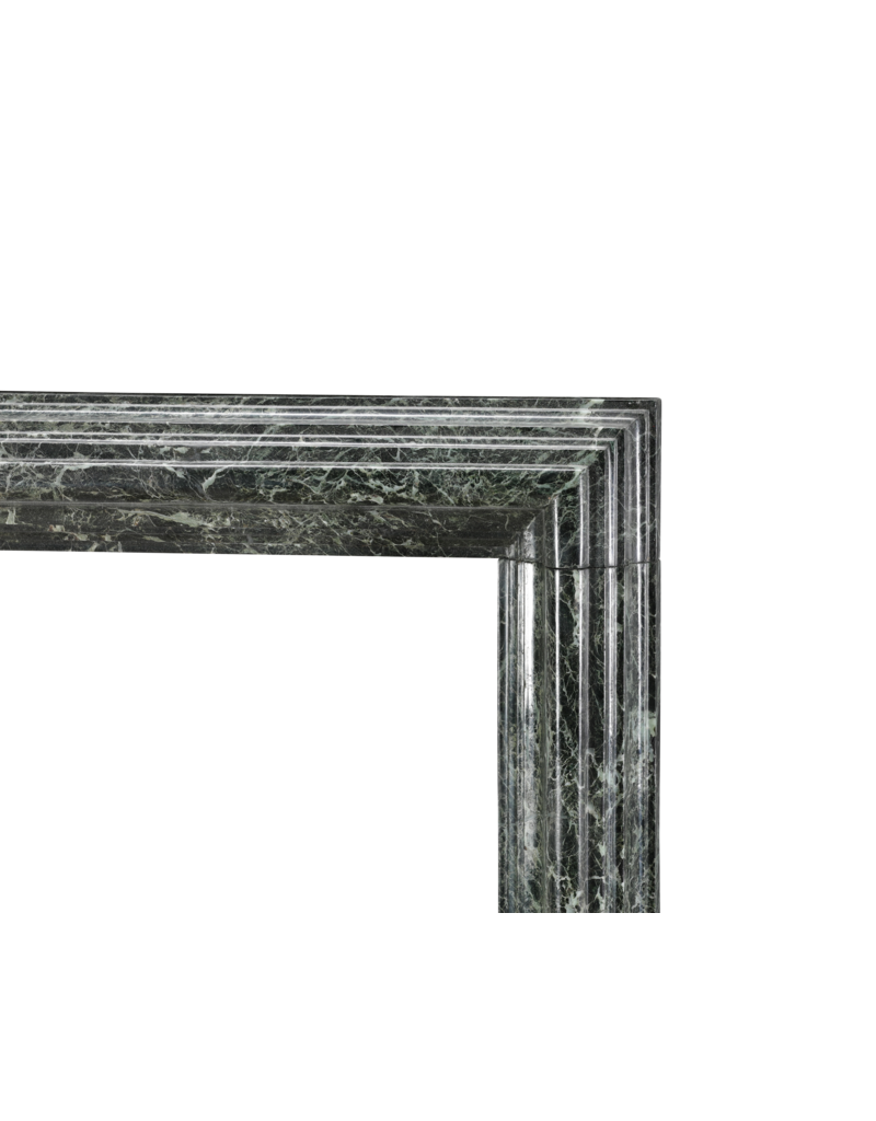 Authentische Kaminumrandung aus bolection-Stil aus grünem antiker Marmor des 19. Jahrhunderts – zeitloses architektonisches Element