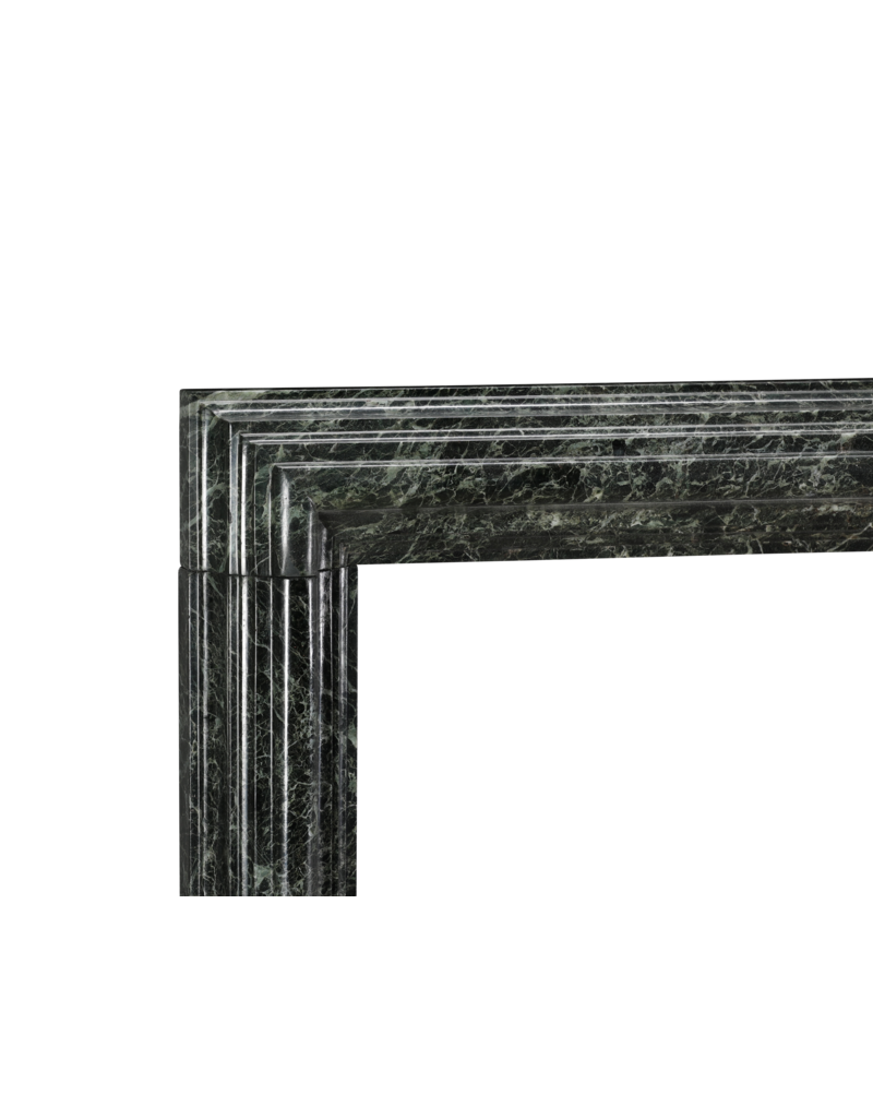 Authentische Kaminumrandung aus bolection-Stil aus grünem antiker Marmor des 19. Jahrhunderts – zeitloses architektonisches Element