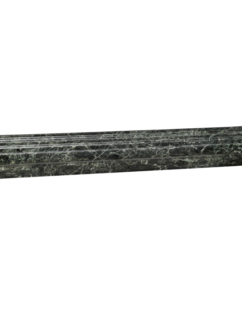 Authentische Kaminumrandung aus bolection-Stil aus grünem antiker Marmor des 19. Jahrhunderts – zeitloses architektonisches Element