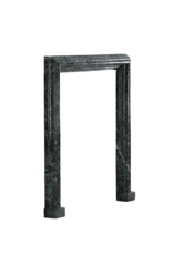 Authentische Kaminumrandung aus bolection-Stil aus grünem antiker Marmor des 19. Jahrhunderts – zeitloses architektonisches Element