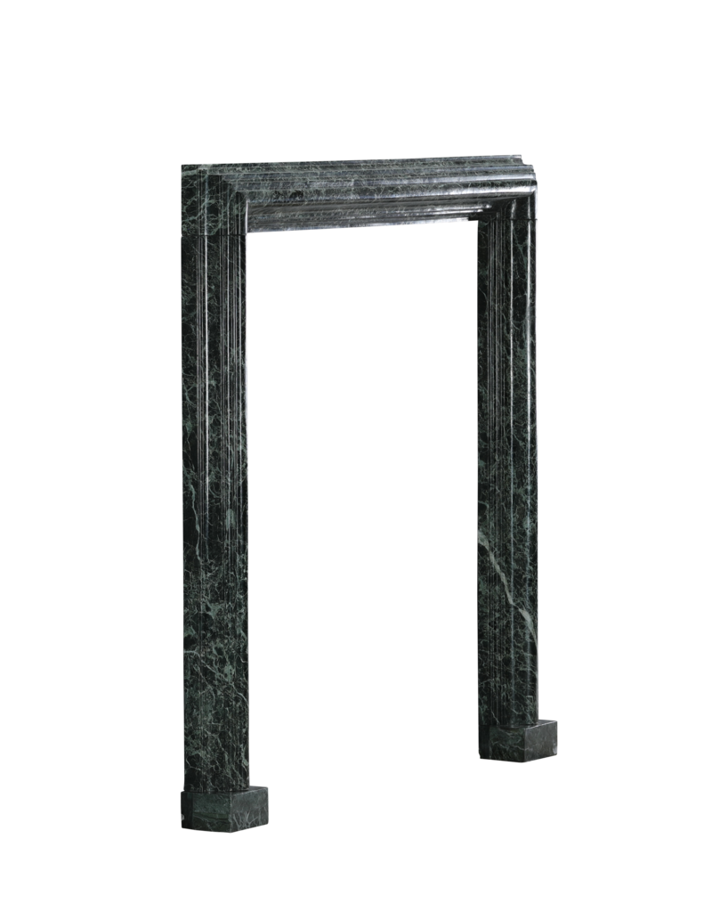 Authentische Kaminumrandung aus bolection-Stil aus grünem antiker Marmor des 19. Jahrhunderts – zeitloses architektonisches Element
