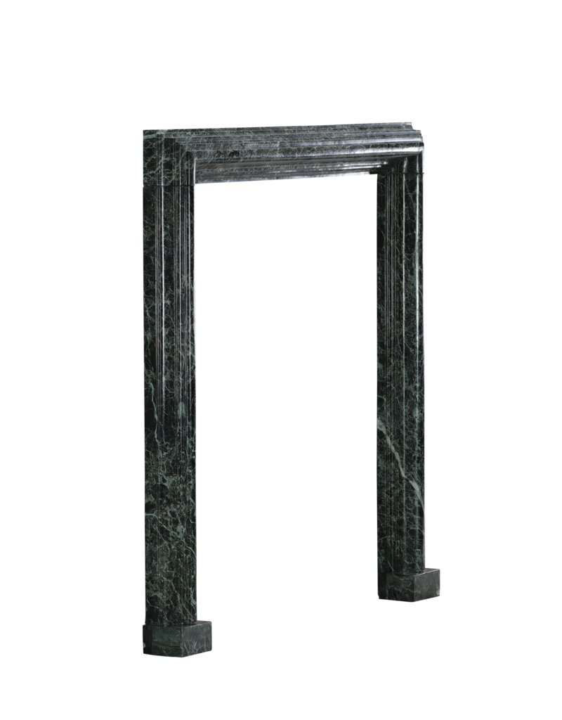 Maison Leon Van den Bogaert Authentische Kaminumrahmung im Bolection-Stil aus Grünem Antikmarmor des 19. Jahrhunderts – Zeitloses Architektonisches Element