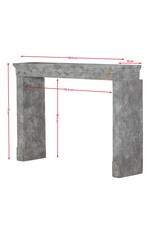 Maison Leon Van den Bogaert Authentischer antiker Kamin aus fossilem Naturstein mit oxidierter Oberfläche – Zeitloses Architekturstück