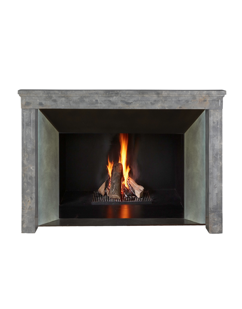 Maison Leon Van den Bogaert Authentischer antiker Kamin aus fossilem Naturstein mit oxidierter Oberfläche – Zeitloses Architekturstück