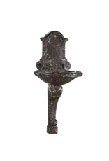 Maison Leon Van den Bogaert Uitzonderlijke 18e-Eeuwse Franse Wandfontein in Breccia Marmer (Breccia Nouvelle) – Zeldzame Antieke Marmeren Font voor Luxueuze Interieurs