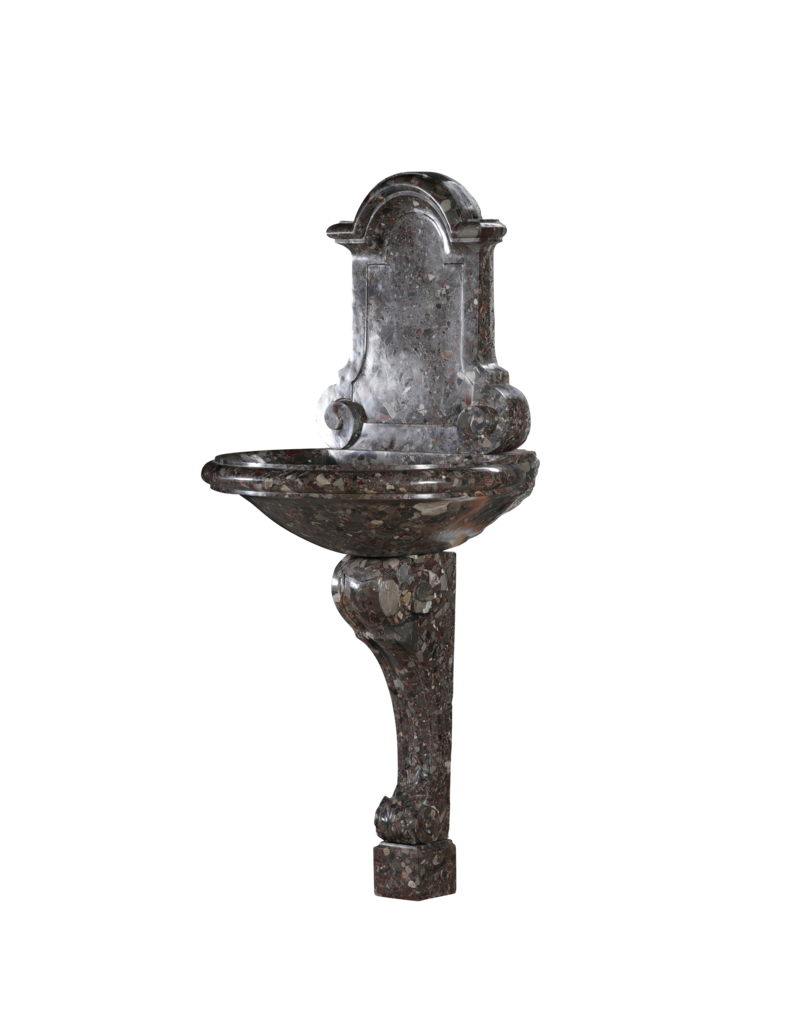 Maison Leon Van den Bogaert Exceptionnelle Fontaine Murale Française du XVIIIe Siècle en Marbre Brèche (Brèche Nouvelle) – Rare Bassin Antique pour Intérieurs de Prestige