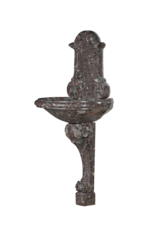 Maison Leon Van den Bogaert Exceptionnelle Fontaine Murale Française du XVIIIe Siècle en Marbre Brèche (Brèche Nouvelle) – Rare Bassin Antique pour Intérieurs de Prestige