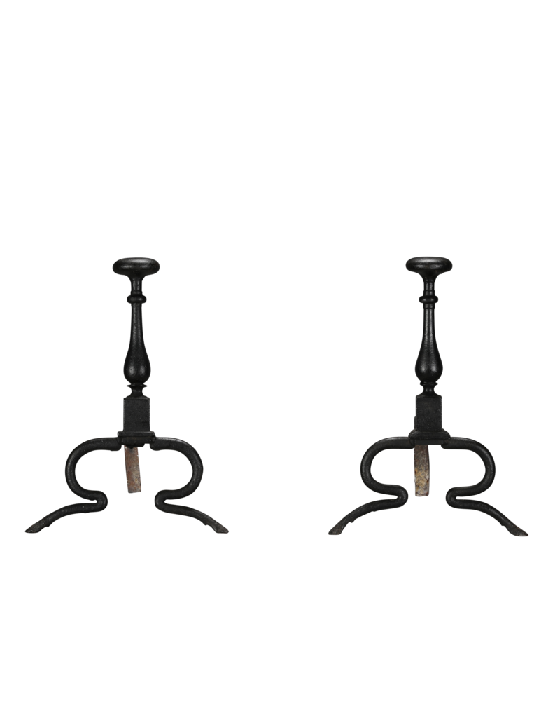 Maison Leon Van den Bogaert Pareja Excepcionalmente Rara de Morillos de Hierro Forjado del Siglo XVII procedentes de un Histórico Pabellón de Caza con Patas en Forma de Pezuña de Ciervo