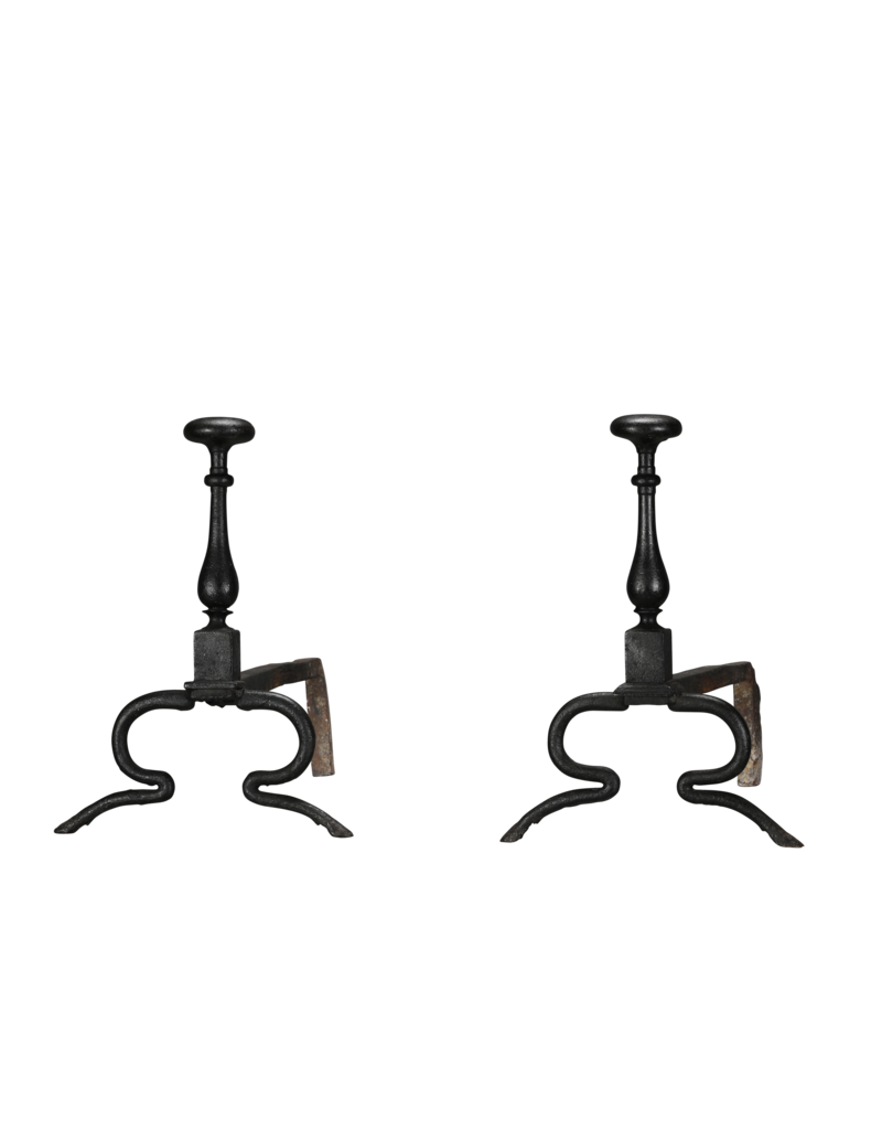 Maison Leon Van den Bogaert Pareja Excepcionalmente Rara de Morillos de Hierro Forjado del Siglo XVII procedentes de un Histórico Pabellón de Caza con Patas en Forma de Pezuña de Ciervo