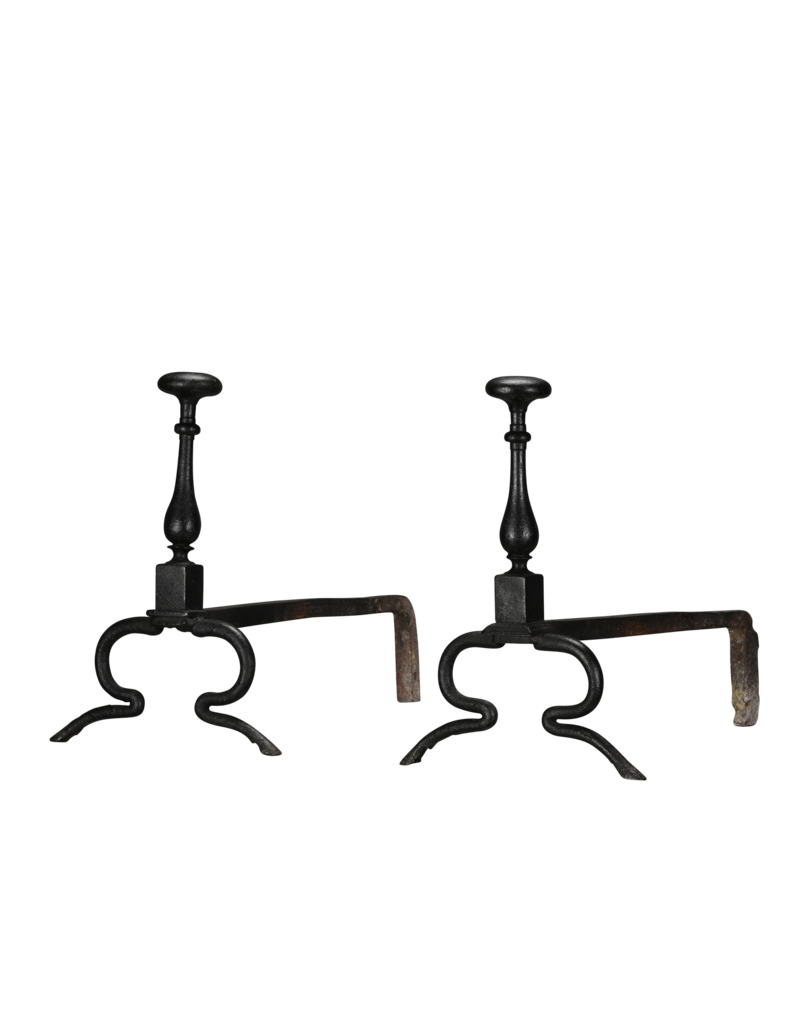 Maison Leon Van den Bogaert Außergewöhnlich Seltenes Paar Schmiedeeiserner Kaminböcke aus dem 17. Jahrhundert aus einem Historischen Jagdschloss mit Hirschhuf-Füßen