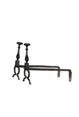 Maison Leon Van den Bogaert Uitzonderlijk Zeldzaam 17e-Eeuws Paar Gesmede IJzeren Haardijzers uit een Historisch Jachtpaviljoen met Hertenhoef-Voeten