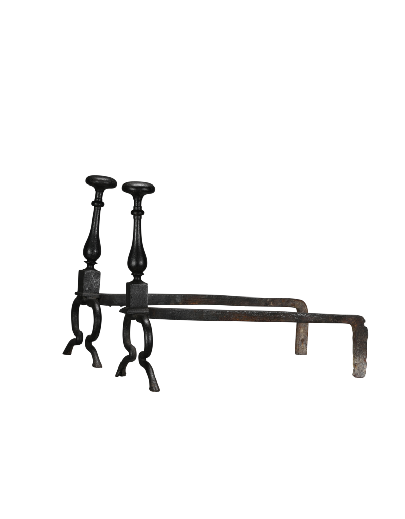 Maison Leon Van den Bogaert Pareja Excepcionalmente Rara de Morillos de Hierro Forjado del Siglo XVII procedentes de un Histórico Pabellón de Caza con Patas en Forma de Pezuña de Ciervo