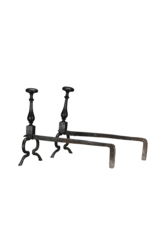 Maison Leon Van den Bogaert Außergewöhnlich Seltenes Paar Schmiedeeiserner Kaminböcke aus dem 17. Jahrhundert aus einem Historischen Jagdschloss mit Hirschhuf-Füßen