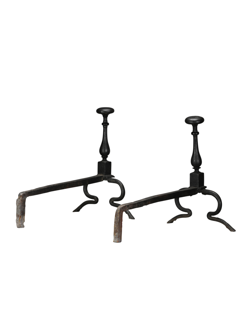 Maison Leon Van den Bogaert Paire de chenets exceptionnellement rare en fer forgé du XVIIe siècle provenant d’un pavillon de chasse historique avec pieds en sabots de cerf