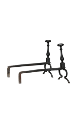 Maison Leon Van den Bogaert Pareja Excepcionalmente Rara de Morillos de Hierro Forjado del Siglo XVII procedentes de un Histórico Pabellón de Caza con Patas en Forma de Pezuña de Ciervo