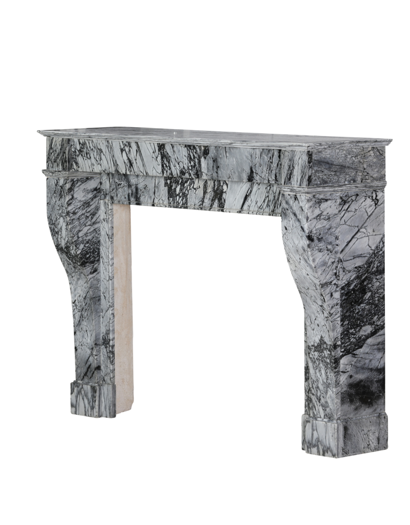 Maison Leon Van den Bogaert Cheminée d’appartement française du XIXe siècle en rare marbre italien Bleu Fleuri (Bardiglio Fiorito) – design minimaliste et sculptural