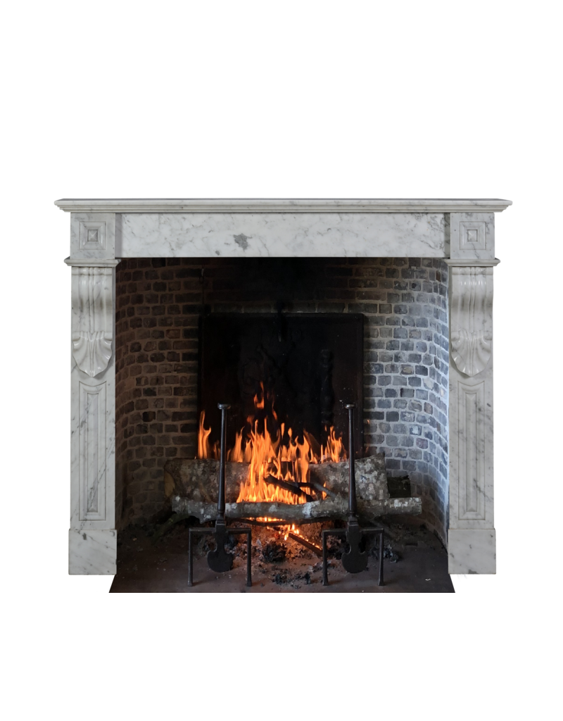 Chimenea Francesa de Apartamento en Mármol Blanco Carrara – Siglo XIX, Marco de Chimenea Antiguo, Diseño Minimalista y Escultórico