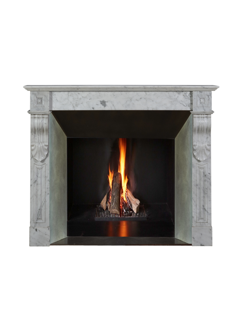 Chimenea Francesa de Apartamento en Mármol Blanco Carrara – Siglo XIX, Marco de Chimenea Antiguo, Diseño Minimalista y Escultórico