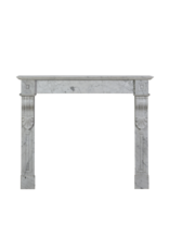 Maison Leon Van den Bogaert Kleiner Klassischer Französischer Appartement-Kamin aus Carrara Weißmarmor – Antike Kaminumrahmung 19. Jahrhundert, Skulpturales Minimaldesign