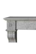 Chimenea Francesa de Apartamento en Mármol Blanco Carrara – Siglo XIX, Marco de Chimenea Antiguo, Diseño Minimalista y Escultórico