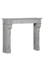 Maison Leon Van den Bogaert Kleiner Klassischer Französischer Appartement-Kamin aus Carrara Weißmarmor – Antike Kaminumrahmung 19. Jahrhundert, Skulpturales Minimaldesign