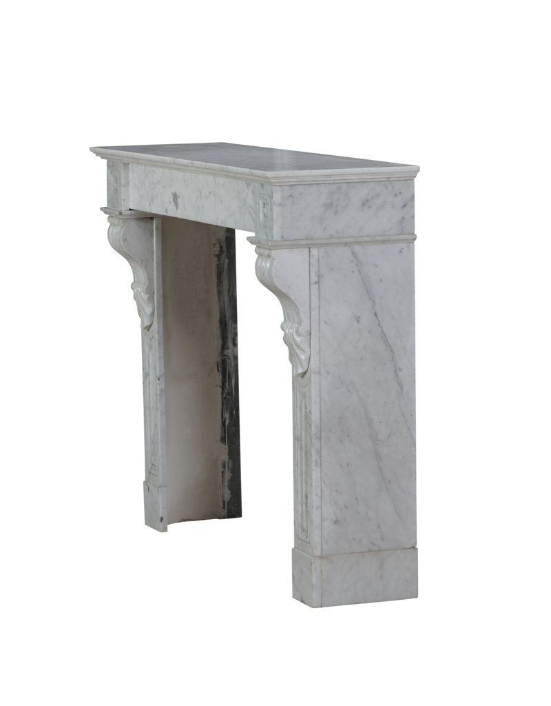 Chimenea Francesa de Apartamento en Mármol Blanco Carrara – Siglo XIX, Marco de Chimenea Antiguo, Diseño Minimalista y Escultórico