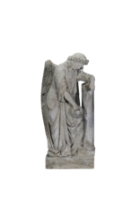 Rare Ange Gardien de Tombe du XIXe siècle – Sculpture funéraire antique en pierre, appuyée sur une stèle avec couronne, symbole de mémoire & repos éternel