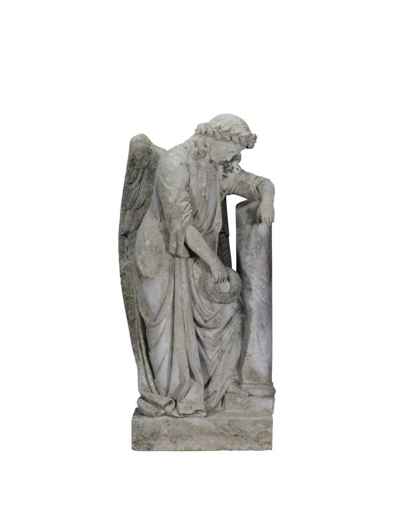 Seltener Trauerengel als Grabwächter, 19. Jahrhundert – Antike Friedhofs-Steinfigur, an Stele gelehnt mit Kranz, Symbol für Erinnerung & Ewige Ruhe