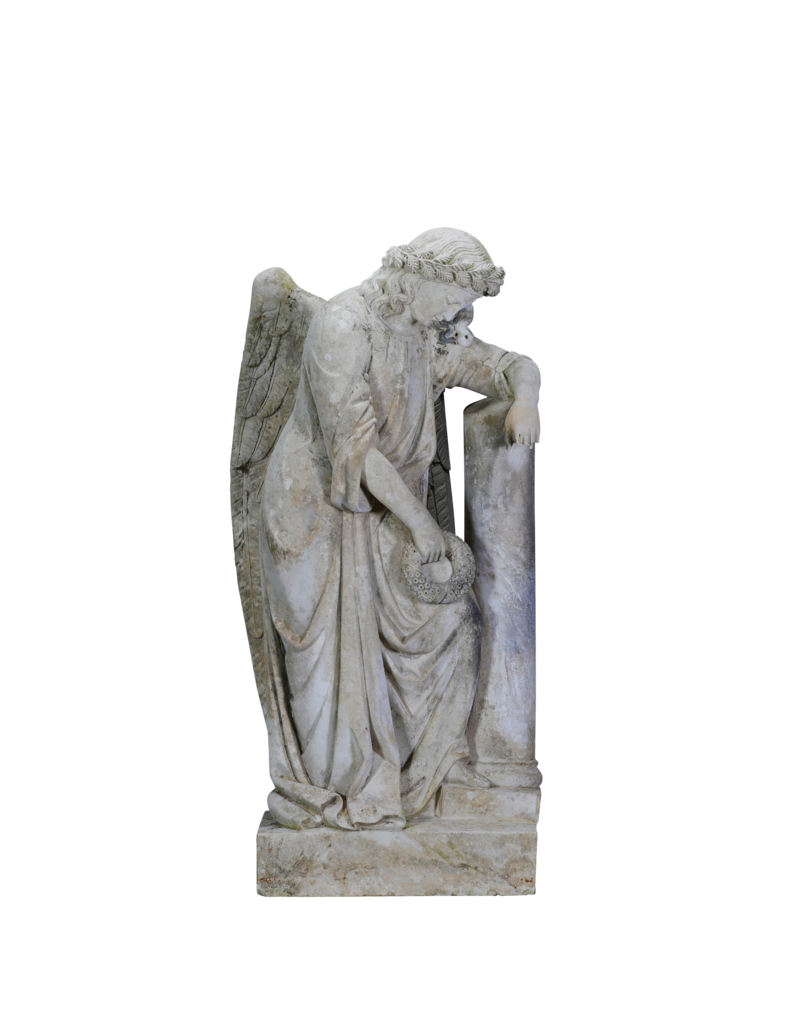 Raro Ángel Guardián de Tumba del Siglo XIX – Escultura funeraria antigua en piedra, apoyada en estela con corona, símbolo de recuerdo y reposo eterno