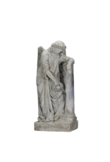 Zeldzame 19e-eeuwse Grafwachter Rouwengel – Antieke Engel in Steen, Leunend op Stele met Krans, Symbool van Herinnering & Eeuwige Rust