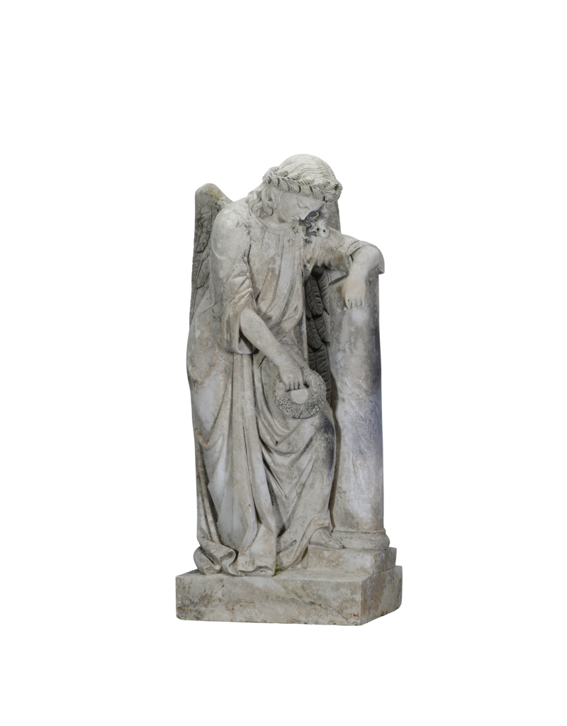 Raro Ángel Guardián de Tumba del Siglo XIX – Escultura funeraria antigua en piedra, apoyada en estela con corona, símbolo de recuerdo y reposo eterno
