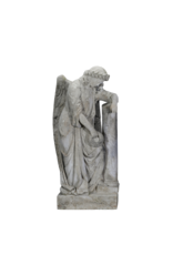 Zeldzame 19e-eeuwse Grafwachter Rouwengel – Antieke Engel in Steen, Leunend op Stele met Krans, Symbool van Herinnering & Eeuwige Rust