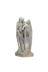 Seltener Trauerengel als Grabwächter, 19. Jahrhundert – Antike Friedhofs-Steinfigur, an Stele gelehnt mit Kranz, Symbol für Erinnerung & Ewige Ruhe