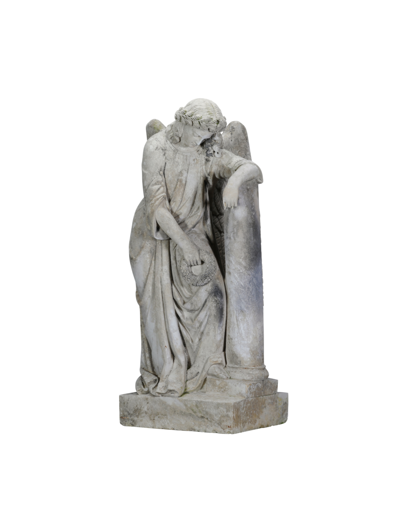 Raro Ángel Guardián de Tumba del Siglo XIX – Escultura funeraria antigua en piedra, apoyada en estela con corona, símbolo de recuerdo y reposo eterno