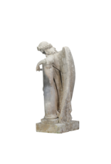 Rare Ange Gardien de Tombe du XIXe siècle – Sculpture funéraire antique en pierre, appuyée sur une stèle avec couronne, symbole de mémoire & repos éternel