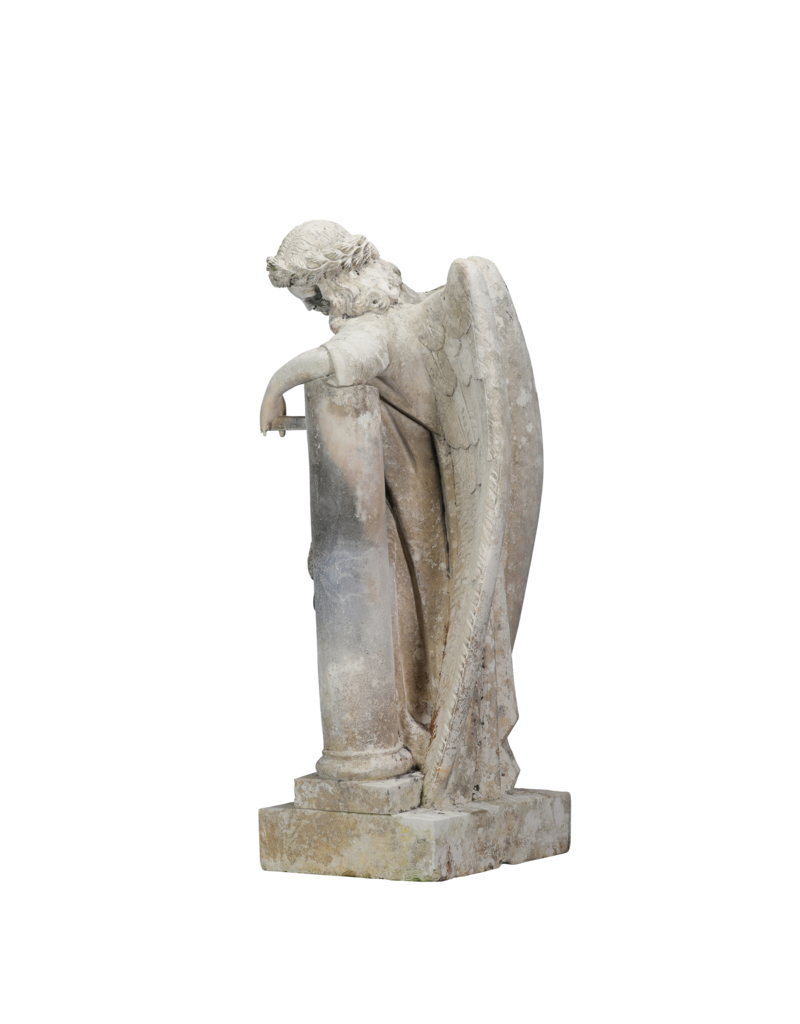 Seltener Trauerengel als Grabwächter, 19. Jahrhundert – Antike Friedhofs-Steinfigur, an Stele gelehnt mit Kranz, Symbol für Erinnerung & Ewige Ruhe