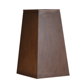 Ijzeren Sokkel In Obeliskvorm Met Roestpatina