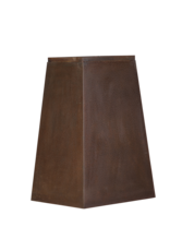 Ijzeren sokkel – Sculpturale pyramide/obelisk pedestal met warme roestpatina voor beeld, vaas of kunstobject