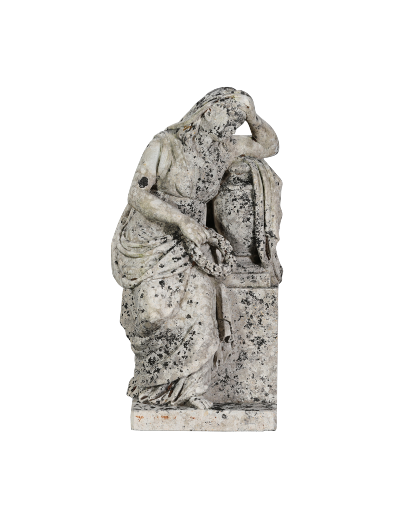 Antike Trauerfigur aus Kalkstein, 19. Jahrhundert – Klagende Frau mit Erinnerungs-Kranz, an Graburne / Stele lehnend – Originales Denkmal- & Gartenskulptur