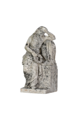 Antike Trauerfigur aus Kalkstein, 19. Jahrhundert – Klagende Frau mit Erinnerungs-Kranz, an Graburne / Stele lehnend – Originales Denkmal- & Gartenskulptur