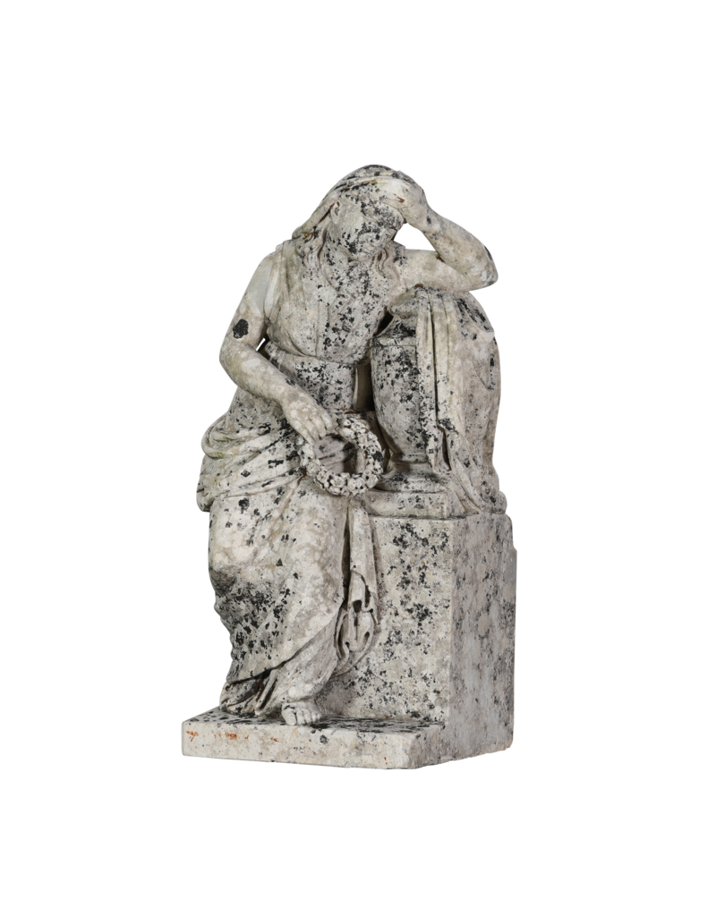 19e-eeuws Antiek Kalkstenen Rouwbeeld – Treurende Vrouw met Herinneringskrans, Leunend op Grafurne / Stele – Origineel Monumentaal Tuin- en Grafbeeld
