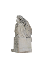 Antike Trauerfigur aus Kalkstein, 19. Jahrhundert – Klagende Frau mit Erinnerungs-Kranz, an Graburne / Stele lehnend – Originales Denkmal- & Gartenskulptur