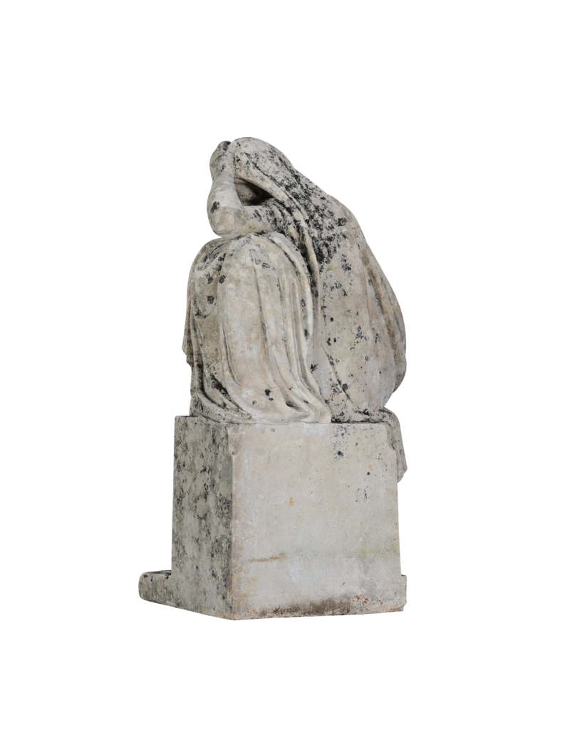 XIXe Siècle – Statue Antique en Calcaire, Figure de Deuil – Femme endeuillée tenant une couronne, appuyée sur une urne / stèle funéraire – Sculpture originale de jardin et de monument