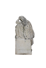 Escultura Antigua en Piedra Caliza del Siglo XIX – Figura de Duelo, Mujer en Contemplación con Corona, Apoyada en Urna / Estela Funeraria – Pieza Original para Jardín y Memorial