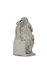 Escultura Antigua en Piedra Caliza del Siglo XIX – Figura de Duelo, Mujer en Contemplación con Corona, Apoyada en Urna / Estela Funeraria – Pieza Original para Jardín y Memorial